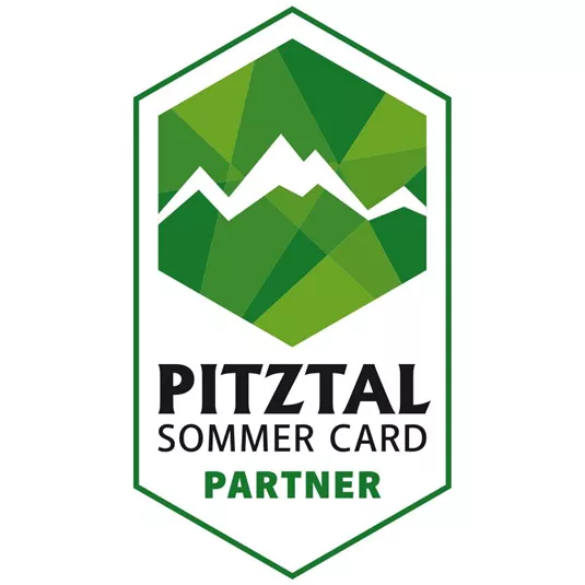 Ein Logo der Pitztal Sommer Card, das die Partnerschaft symbolisiert. Es zeigt grüne geometrische Berge und den Schriftzug "Pitztal Sommer Card PARTNER".