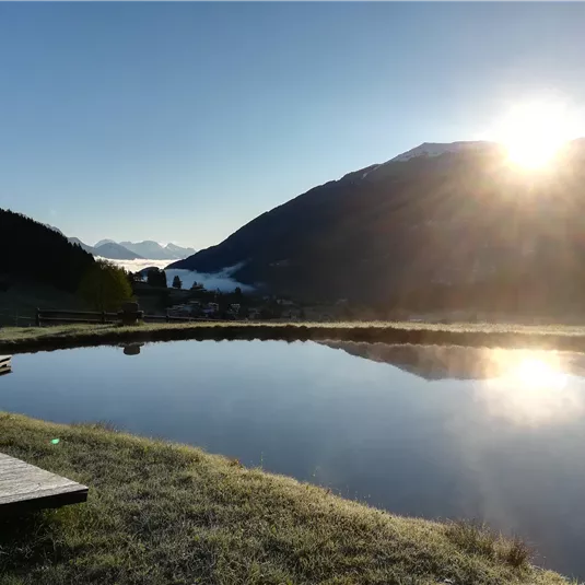 Sonnenaufgang am See, Sennhof Huter