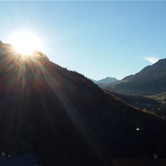 vom Balkon aus den Sonnenuntergang genießen