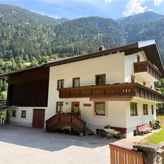 A charming house in the mountains with a large balcony.
Surrounded by green forests and a picturesque landscape.