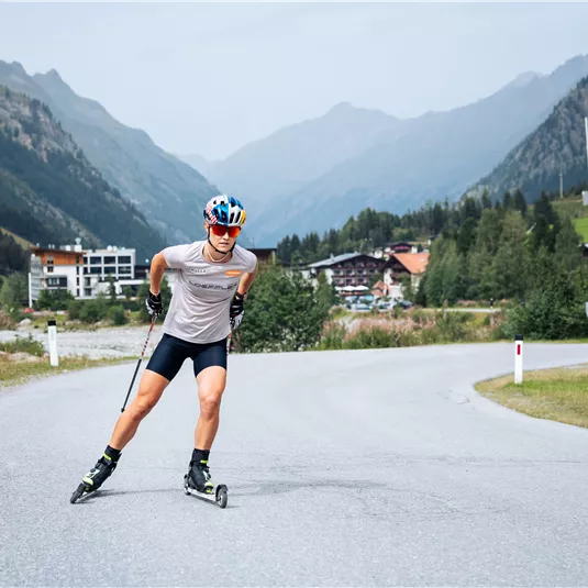 Die Ski-Rollerstrecke mit Blick auf Mandarfen