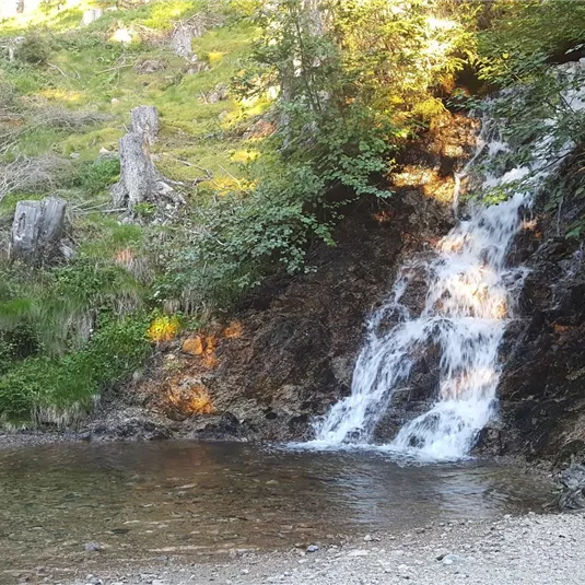 kleiner Wasserfall auf dem Weg zur Aifner Alm