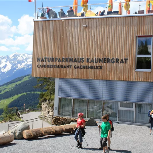 Naturparkhaus_mit Wanderer.JPG