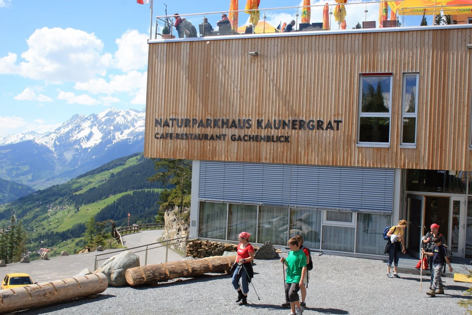 Naturparkhaus_mit Wanderer.JPG