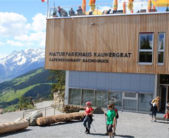 Naturparkhaus_mit Wanderer.JPG