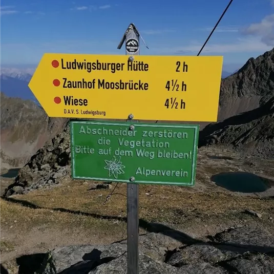 Wegweiser vom Gemeindekopf Richtung Ludwigsburger Hütte.jpg